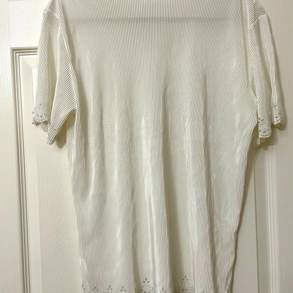 Vintage delicate pattern T-shirt - Picture 2 of 4